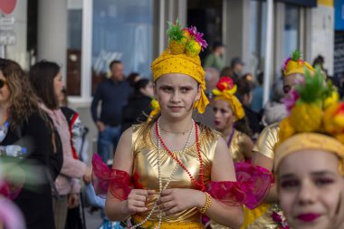 QuARTEIRA, PORTUGAL - 13 Şubat 2024: Quarteira, Portekiz 'deki Renkli Karnaval (Karnaval) Festivali katılımcıları.