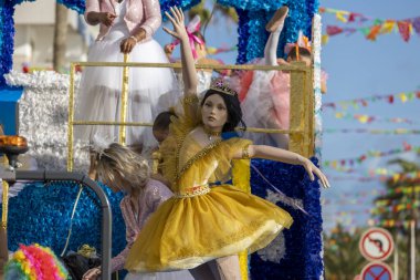 QuARTEIRA, PORTUGAL - 13 Şubat 2024: Quarteira, Portekiz 'deki Renkli Karnaval (Karnaval) Festivali katılımcıları.