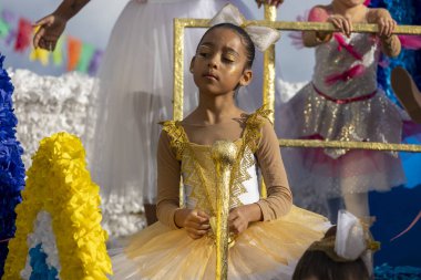 QuARTEIRA, PORTUGAL - 13 Şubat 2024: Quarteira, Portekiz 'deki Renkli Karnaval (Karnaval) Festivali katılımcıları.