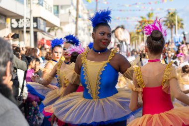 QuARTEIRA, PORTUGAL - 13 Şubat 2024: Quarteira, Portekiz 'deki Renkli Karnaval (Karnaval) Festivali katılımcıları.