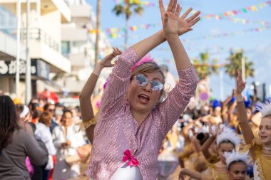 QuARTEIRA, PORTUGAL - 13 Şubat 2024: Quarteira, Portekiz 'deki Renkli Karnaval (Karnaval) Festivali katılımcıları.