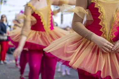 Quarteira City, Portekiz 'deki Renkli Karnaval (Karnaval) festival katılımcıları.