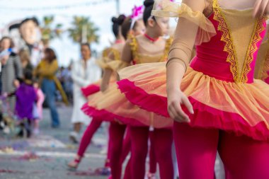 QuARTEIRA, PORTUGAL - 13 Şubat 2024: Quarteira, Portekiz 'deki Renkli Karnaval (Karnaval) Festivali katılımcıları.