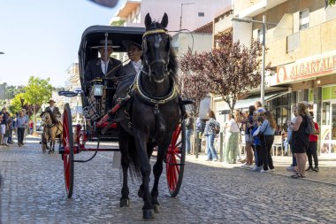 SAO BRAS DE ALPORTE, PORTUGAL - 4 MAYIS 2024: At arabalarıyla at arabaları ve bu duruma uygun giyinmiş insanlarla geleneksel eşleştirme etkinliği.