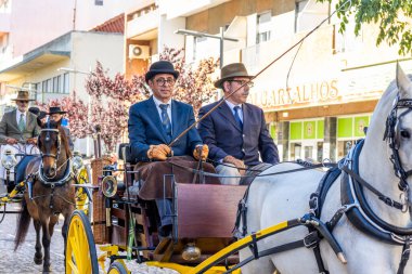 SAO BRAS DE ALPORTE, PORTUGAL - 4 MAYIS 2024: At arabalarıyla at arabaları ve bu duruma uygun giyinmiş insanlarla geleneksel eşleştirme etkinliği.