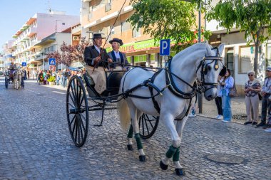 SAO BRAS DE ALPORTE, PORTUGAL - 4 MAYIS 2024: At arabalarıyla at arabaları ve bu duruma uygun giyinmiş insanlarla geleneksel eşleştirme etkinliği.