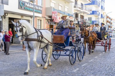 SAO BRAS DE ALPORTE, PORTUGAL - 4 MAYIS 2024: At arabalarıyla at arabaları ve bu duruma uygun giyinmiş insanlarla geleneksel eşleştirme etkinliği.