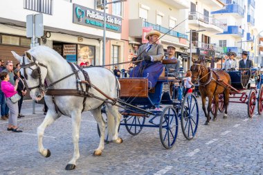 SAO BRAS DE ALPORTE, PORTUGAL - 4 MAYIS 2024: At arabalarıyla at arabaları ve bu duruma uygun giyinmiş insanlarla geleneksel eşleştirme etkinliği.