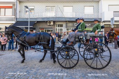 SAO BRAS DE ALPORTE, PORTUGAL - 4 MAYIS 2024: At arabalarıyla at arabaları ve bu duruma uygun giyinmiş insanlarla geleneksel eşleştirme etkinliği.