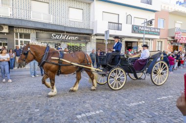 SAO BRAS DE ALPORTE, PORTUGAL - 4 MAYIS 2024: At arabalarıyla at arabaları ve bu duruma uygun giyinmiş insanlarla geleneksel eşleştirme etkinliği.