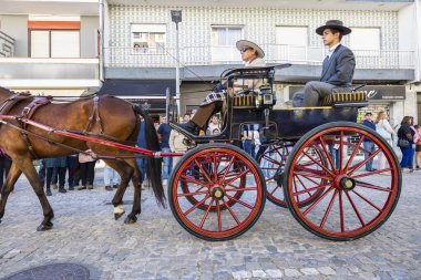 SAO BRAS DE ALPORTE, PORTUGAL - 4 MAYIS 2024: At arabalarıyla at arabaları ve bu duruma uygun giyinmiş insanlarla geleneksel eşleştirme etkinliği.