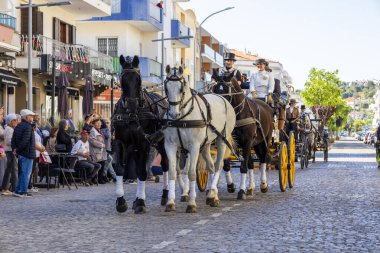 SAO BRAS DE ALPORTE, PORTUGAL - 4 MAYIS 2024: At arabalarıyla at arabaları ve bu duruma uygun giyinmiş insanlarla geleneksel eşleştirme etkinliği.