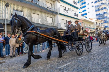SAO BRAS DE ALPORTE, PORTUGAL - 4 MAYIS 2024: At arabalarıyla at arabaları ve bu duruma uygun giyinmiş insanlarla geleneksel eşleştirme etkinliği.