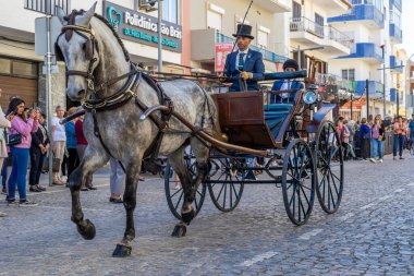 SAO BRAS DE ALPORTE, PORTUGAL - 4 MAYIS 2024: At arabalarıyla at arabaları ve bu duruma uygun giyinmiş insanlarla geleneksel eşleştirme etkinliği.