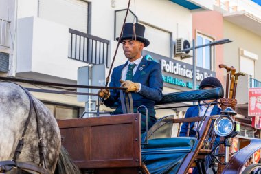 SAO BRAS DE ALPORTE, PORTUGAL - 4 MAYIS 2024: At arabalarıyla at arabaları ve bu duruma uygun giyinmiş insanlarla geleneksel eşleştirme etkinliği.