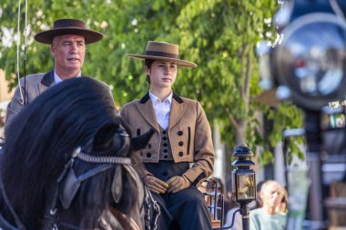 SAO BRAS DE ALPORTE, PORTUGAL - 4 MAYIS 2024: At arabalarıyla at arabaları ve bu duruma uygun giyinmiş insanlarla geleneksel eşleştirme etkinliği.