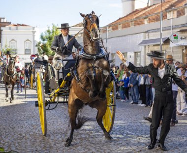 SAO BRAS DE ALPORTE, PORTUGAL - 4 MAYIS 2024: At arabalarıyla at arabaları ve bu duruma uygun giyinmiş insanlarla geleneksel eşleştirme etkinliği.