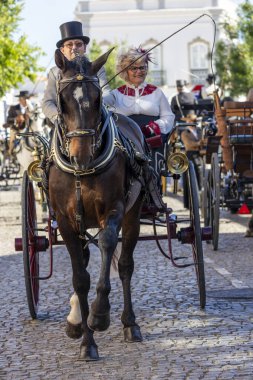 SAO BRAS DE ALPORTE, PORTUGAL - 4 MAYIS 2024: At arabalarıyla at arabaları ve bu duruma uygun giyinmiş insanlarla geleneksel eşleştirme etkinliği.