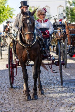SAO BRAS DE ALPORTE, PORTUGAL - 4 MAYIS 2024: At arabalarıyla at arabaları ve bu duruma uygun giyinmiş insanlarla geleneksel eşleştirme etkinliği.