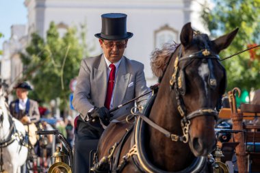SAO BRAS DE ALPORTE, PORTUGAL - 4 MAYIS 2024: At arabalarıyla at arabaları ve bu duruma uygun giyinmiş insanlarla geleneksel eşleştirme etkinliği.