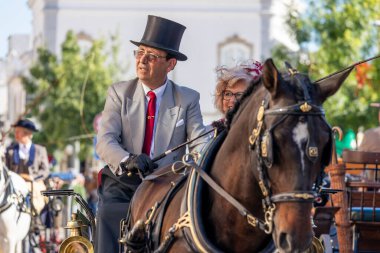 SAO BRAS DE ALPORTE, PORTUGAL - 4 MAYIS 2024: At arabalarıyla at arabaları ve bu duruma uygun giyinmiş insanlarla geleneksel eşleştirme etkinliği.