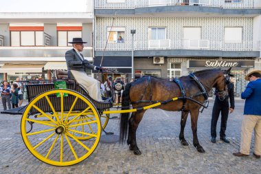 SAO BRAS DE ALPORTE, PORTUGAL - 4 MAYIS 2024: At arabalarıyla at arabaları ve bu duruma uygun giyinmiş insanlarla geleneksel eşleştirme etkinliği.