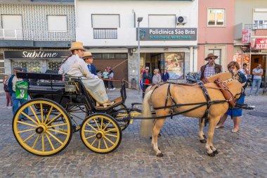 SAO BRAS DE ALPORTE, PORTUGAL - 4 MAYIS 2024: At arabalarıyla at arabaları ve bu duruma uygun giyinmiş insanlarla geleneksel eşleştirme etkinliği.