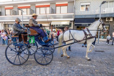 SAO BRAS DE ALPORTE, PORTUGAL - 4 MAYIS 2024: At arabalarıyla at arabaları ve bu duruma uygun giyinmiş insanlarla geleneksel eşleştirme etkinliği.