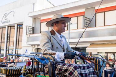 SAO BRAS DE ALPORTE, PORTUGAL - 4 MAYIS 2024: At arabalarıyla at arabaları ve bu duruma uygun giyinmiş insanlarla geleneksel eşleştirme etkinliği.