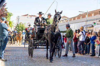 SAO BRAS DE ALPORTE, PORTUGAL - 4 MAYIS 2024: At arabalarıyla at arabaları ve bu duruma uygun giyinmiş insanlarla geleneksel eşleştirme etkinliği.