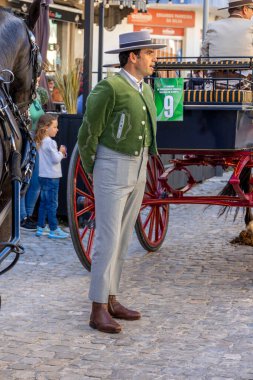 SAO BRAS DE ALPORTE, PORTUGAL - 4 MAYIS 2024: At arabalarıyla at arabaları ve bu duruma uygun giyinmiş insanlarla geleneksel eşleştirme etkinliği.