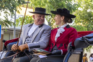 SAO BRAS DE ALPORTE, PORTUGAL - 4 MAYIS 2024: At arabalarıyla at arabaları ve bu duruma uygun giyinmiş insanlarla geleneksel eşleştirme etkinliği.