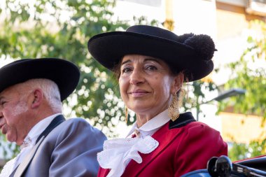 SAO BRAS DE ALPORTE, PORTUGAL - 4 MAYIS 2024: At arabalarıyla at arabaları ve bu duruma uygun giyinmiş insanlarla geleneksel eşleştirme etkinliği.