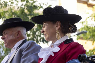 SAO BRAS DE ALPORTE, PORTUGAL - 4 MAYIS 2024: At arabalarıyla at arabaları ve bu duruma uygun giyinmiş insanlarla geleneksel eşleştirme etkinliği.