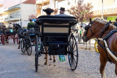 SAO BRAS DE ALPORTE, PORTUGAL - 4 MAYIS 2024: At arabalarıyla at arabaları ve bu duruma uygun giyinmiş insanlarla geleneksel eşleştirme etkinliği.