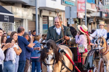 SAO BRAS DE ALPORTE, PORTUGAL - 4 MAYIS 2024: At arabalarıyla at arabaları ve bu duruma uygun giyinmiş insanlarla geleneksel eşleştirme etkinliği.