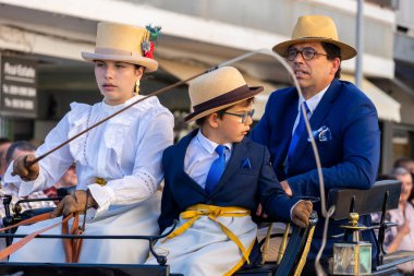 SAO BRAS DE ALPORTE, PORTUGAL - 4 MAYIS 2024: At arabalarıyla at arabaları ve bu duruma uygun giyinmiş insanlarla geleneksel eşleştirme etkinliği.