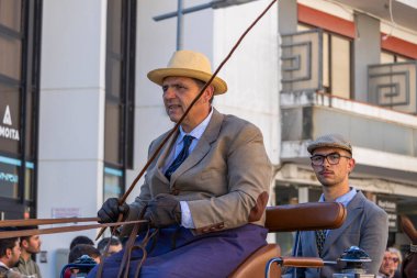 SAO BRAS DE ALPORTE, PORTUGAL - 4 MAYIS 2024: At arabalarıyla at arabaları ve bu duruma uygun giyinmiş insanlarla geleneksel eşleştirme etkinliği.