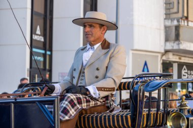 SAO BRAS DE ALPORTE, PORTUGAL - 4 MAYIS 2024: At arabalarıyla at arabaları ve bu duruma uygun giyinmiş insanlarla geleneksel eşleştirme etkinliği.