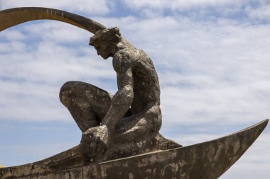 Albufeira, Algarve, Portekiz 'de bir kavşakta ağ çalışması yapan bir balıkçının heykeli..