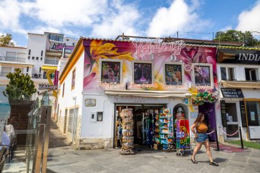 ALBUFEIRA, PORTUGAL - 7 Mayıs 2024: Albufeira şehir merkezi işletmeleri ve barlarda ve restoranlarda iyi vakit geçiren turistler.
