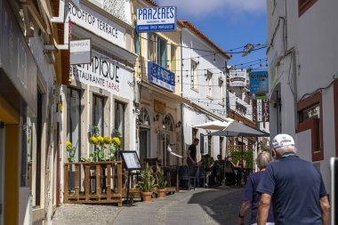ALBUFEIRA, PORTUGAL - 7 Mayıs 2024: Albufeira şehir merkezi işletmeleri.
