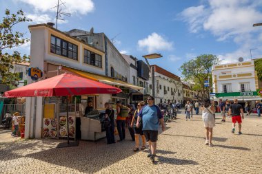 ALBUFEIRA, PORTUGAL - 7 Mayıs 2024: Albufeira şehir merkezi işletmeleri ve barlarda ve restoranlarda iyi vakit geçiren turistler.