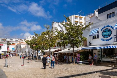 ALBUFEIRA, PORTUGAL - 7 Mayıs 2024: Albufeira şehir merkezi işletmeleri ve barlarda ve restoranlarda iyi vakit geçiren turistler.