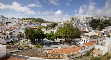 ALBUFEIRA, PORTUGAL - 7 Mayıs 2024: Portekiz 'in Albufeira bölgesindeki evlerin geleneksel Portekiz mimarisi.