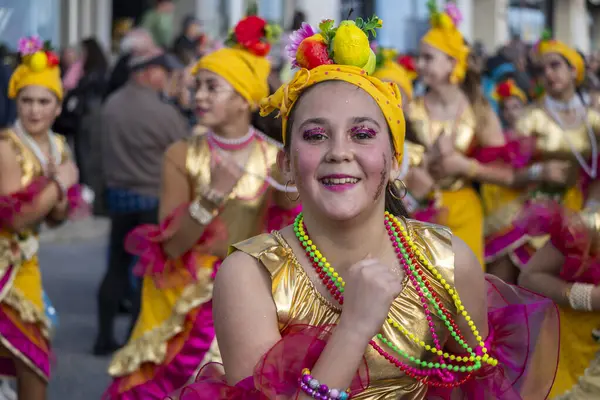 QuARTEIRA, PORTUGAL - 13 Şubat 2024: Quarteira, Portekiz 'deki Renkli Karnaval (Karnaval) Festivali katılımcıları.