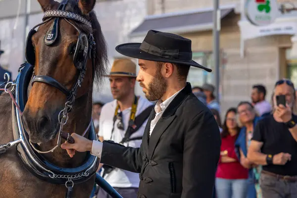 SAO BRAS DE ALPORTE, PORTUGAL - 4 MAYIS 2024: At arabalarıyla at arabaları ve bu duruma uygun giyinmiş insanlarla geleneksel eşleştirme etkinliği.
