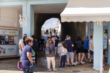 ALBUFEIRA, PORTUGAL - 7 Mayıs 2024: Albufeira şehir merkezi işletmeleri.