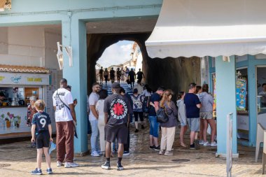 ALBUFEIRA, PORTUGAL - 7 Mayıs 2024: Albufeira şehir merkezi işletmeleri.