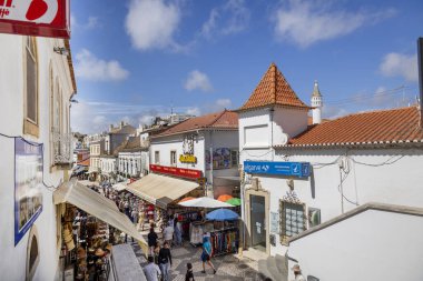 ALBUFEIRA, PORTUGAL - 7 Mayıs 2024: Portekiz 'in Albufeira bölgesindeki evlerin geleneksel Portekiz mimarisi.